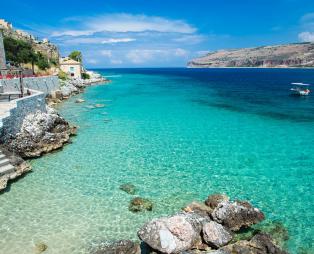 Λιμένι: Το πέτρινο λιμάνι που μαγεύει