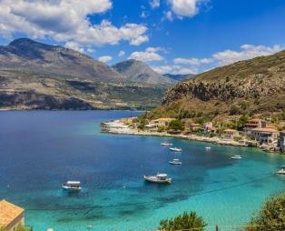 Λιμένι: Το πέτρινο λιμάνι που μαγεύει