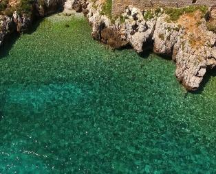 Λιμένι: Το πέτρινο λιμάνι που μαγεύει