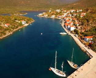 Γέρακας: Το σπάνιας ομορφιάς ελληνικό φιόρδ που δεν ήξερες ότι υπάρχει