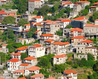 Το «κρεμαστό» χωριό της Πελοποννήσου που μαγεύει τους επισκέπτες