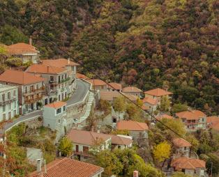 Το «κρεμαστό» χωριό της Πελοποννήσου που μαγεύει τους επισκέπτες
