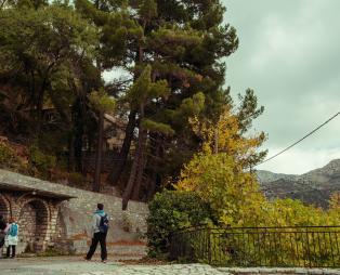 Το «κρεμαστό» χωριό της Πελοποννήσου που μαγεύει τους επισκέπτες