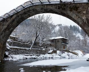Το καλά κρυμμένο χωριό της Ηπείρου που κόβεται στα δύο