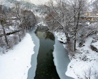 Το καλά κρυμμένο χωριό της Ηπείρου που κόβεται στα δύο