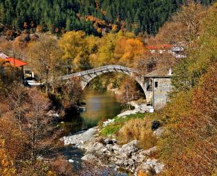 Το καλά κρυμμένο χωριό της Ηπείρου που κόβεται στα δύο