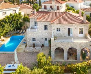 Olive Villa Rentals: Μαγευτικές διακοπές με ασφάλεια σε πολυτελείς βίλες στις Σπέτσες