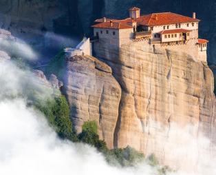 Τα εντυπωσιακά μοναστήρια της Ελλάδας που κρέμονται στα βράχια