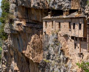Τα εντυπωσιακά μοναστήρια της Ελλάδας που κρέμονται στα βράχια