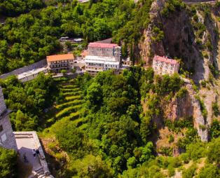 Τα εντυπωσιακά μοναστήρια της Ελλάδας που κρέμονται στα βράχια