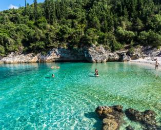 Η παραλία Δαφνούδι κοντά στο Φισκάρδο (Πηγή: Shutterstock)