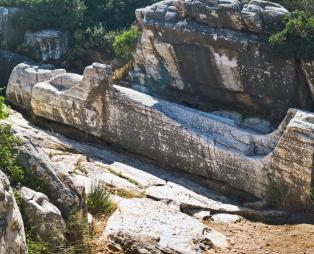 Άγαλμα κούρου στην περιοχή Μέλανες (πηγή: Shutterstock)