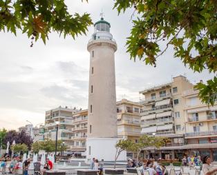 Ο φάρος στο πλακόστρωτο της παραλίας (πηγή: Shutterstock)