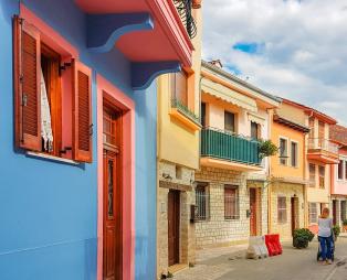 Πολύχρωμα σπίτια στην πόλη των Ιωαννίνων (πηγή: Shutterstock)