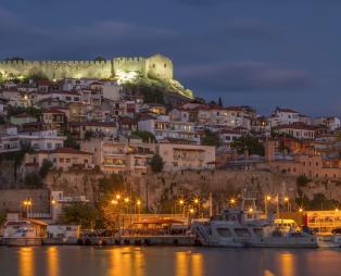 Το λιμάνι, η παλιά πόλη και το κάστρο της Καβάλας (πηγή: Shutterstock)