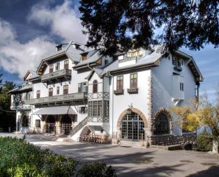 Elafos Hotel: Το ιστορικό ξενοδοχείο της Ρόδου που θυμίζει Άλπεις