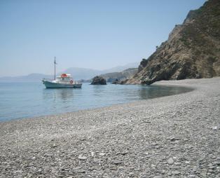 Nikos Boat: Ανακαλύψτε την άγρια ομορφιά της Καρπάθου με μια θαλάσσια εκδρομή