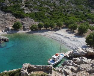 Nikos Boat: Ανακαλύψτε την άγρια ομορφιά της Καρπάθου με μια θαλάσσια εκδρομή