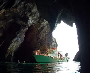 Nikos Boat: Ανακαλύψτε την άγρια ομορφιά της Καρπάθου με μια θαλάσσια εκδρομή