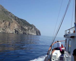 Nikos Boat: Ανακαλύψτε την άγρια ομορφιά της Καρπάθου με μια θαλάσσια εκδρομή