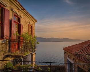 Αρχοντικό με θέα στον Μόλυβο (Πηγή: Shutterstock)