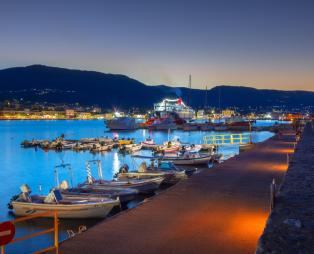 Βράδυ στο λιμάνι της Χίου (Πηγή: Shutterstock)