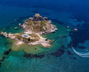 Η νησίδα Καστρί στον κόλπο της Κεφάλου (πηγή: Shutterstock)