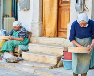 Χιώτισσες επεξεργάζονται τη μαστίχα (Πηγή: Shutterstock)