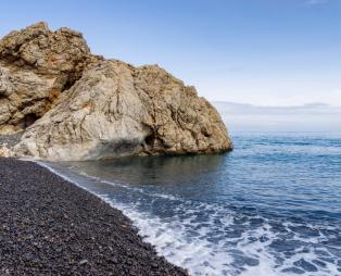 Μια βουτιά στα Μαύρα Βόλια (Πηγή: Shutterstock)