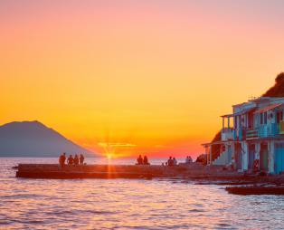 Ηλιοβασίλεμα στο ψαροχώρι Κλήμα (πηγή: Shutterstock)