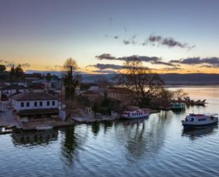 Φτάνοντας στο νησάκι των Ιωαννίνων | shutterstock.com