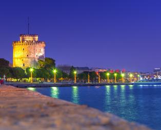 Ο Λευκός Πύργος φωτισμένος (πηγή: Shutterstock)