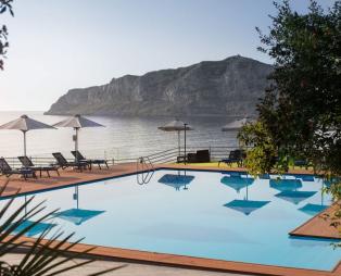 Alkinoi Resort & Spa: Μαγευτική διαμονή με θέα τον βράχο της Μονεμβασιάς