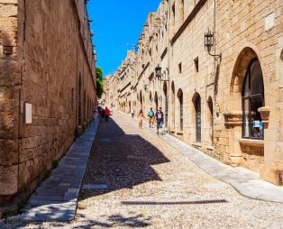 Η Οδός των Ιπποτών στην Παλιά Πόλη της Ρόδου (πηγή: Shutterstock)