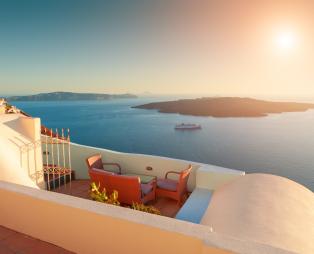 Πανέμορφο μπαλκόνι με θέα στο Αιγαίο (Πηγή: Shutterstock)