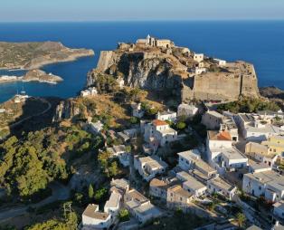 Πανοραμική άποψη της Χώρας και του κάστρου (πηγή: Shutterstock)