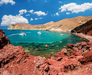 Η διάσημη κόκκινη παραλία της Σαντορίνης (Πηγή: Shutterstock)