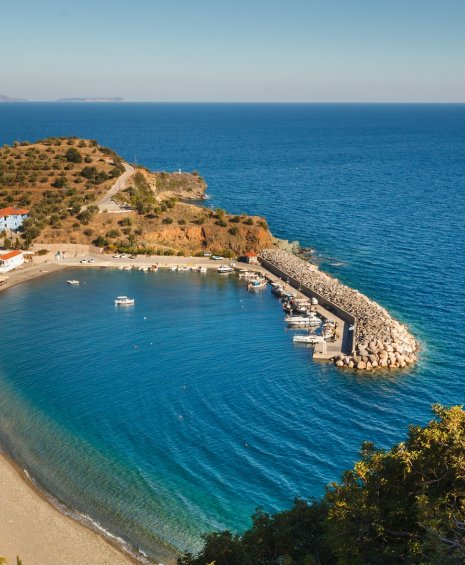 Το γραφικό ψαροχώρι της Αρκαδίας που θυμίζει νησί
