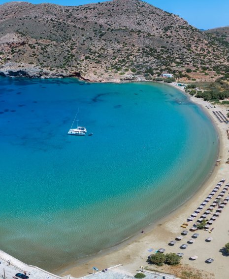 10 παραλίες ιδανικές για οικογένειες σε 10 νησιά των Κυκλάδων