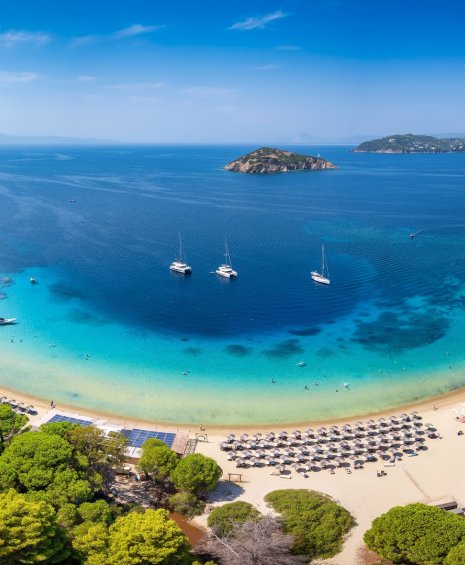 Το ελληνικό νησί με τις απέραντες αμμουδιές που μπήκε στα 12 κορυφαία της Ευρώπης