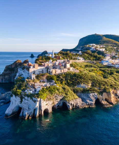 Το υποτιμημένο νησί της Ιταλίας με τα τιρκουάζ νερά και τις εντυπωσιακές σπηλιές