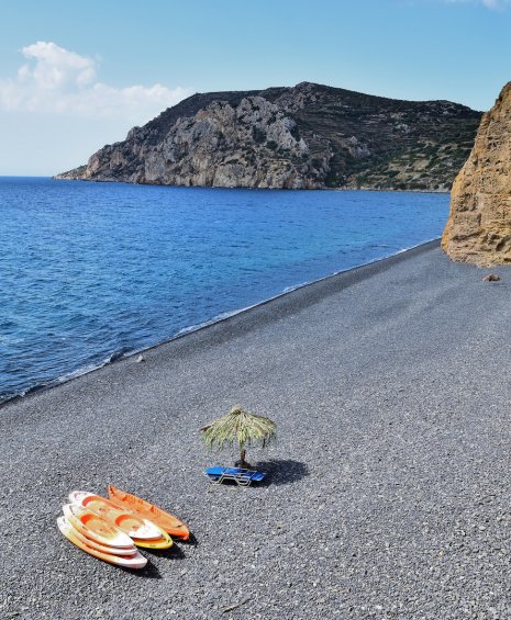 Η «μαύρη» παραλία της Χίου που δεν μοιάζει με καμία άλλη