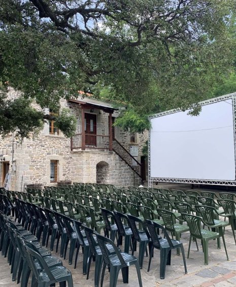 Το μυστικό χωριό της Χαλκιδικής που κάθε καλοκαίρι γίνεται θερινό σινεμά