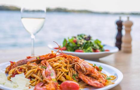 Avra by the Sea: Μοναδικές θαλασσινές γεύσεις στη Σιθωνία Χαλκιδικής