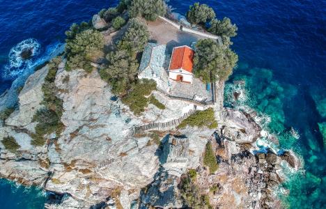 Σκόπελος: Στο top 10 με τις πιο εμβληματικές κινηματογραφικές τοποθεσίες του κόσμου