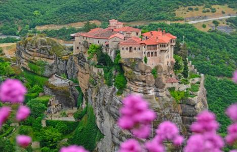 Πάσχα στα Μετέωρα: Κατάνυξη στους ιερούς βράχους