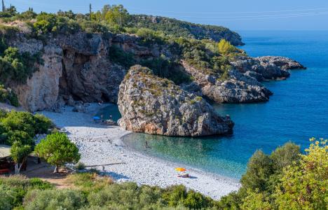 Φονέας: Η παραλία με την άγρια ομορφιά στη Μεσσηνιακή Μάνη