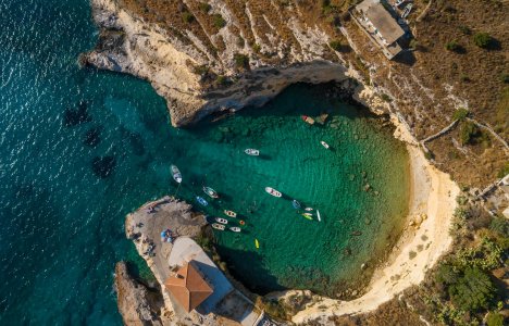 Μέζαπος: Ένας μικρός παράδεισος άγριας ομορφιάς στη Μάνη