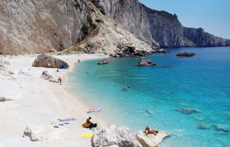7 «ψαγμένα» ελληνικά νησιά για διακοπές μακριά από τα πάντα