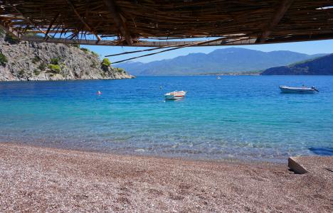 5 παραλίες της Αττικής για όσους προτιμούν το βότσαλο